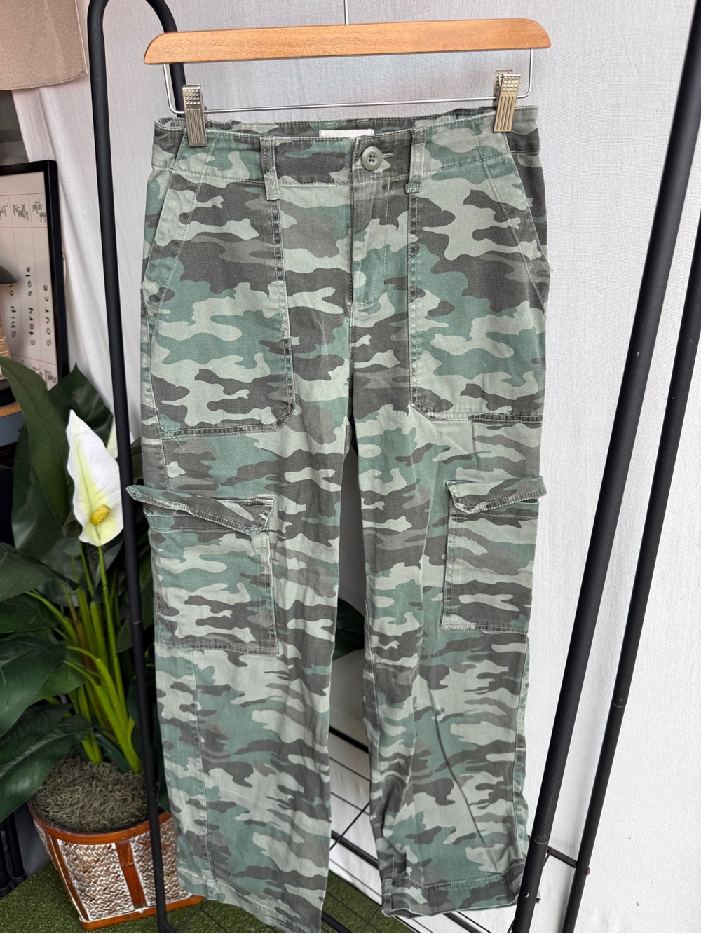Universal Thread Women's Mid-Rise Utility Cargo Pants Green Camo / Size 6